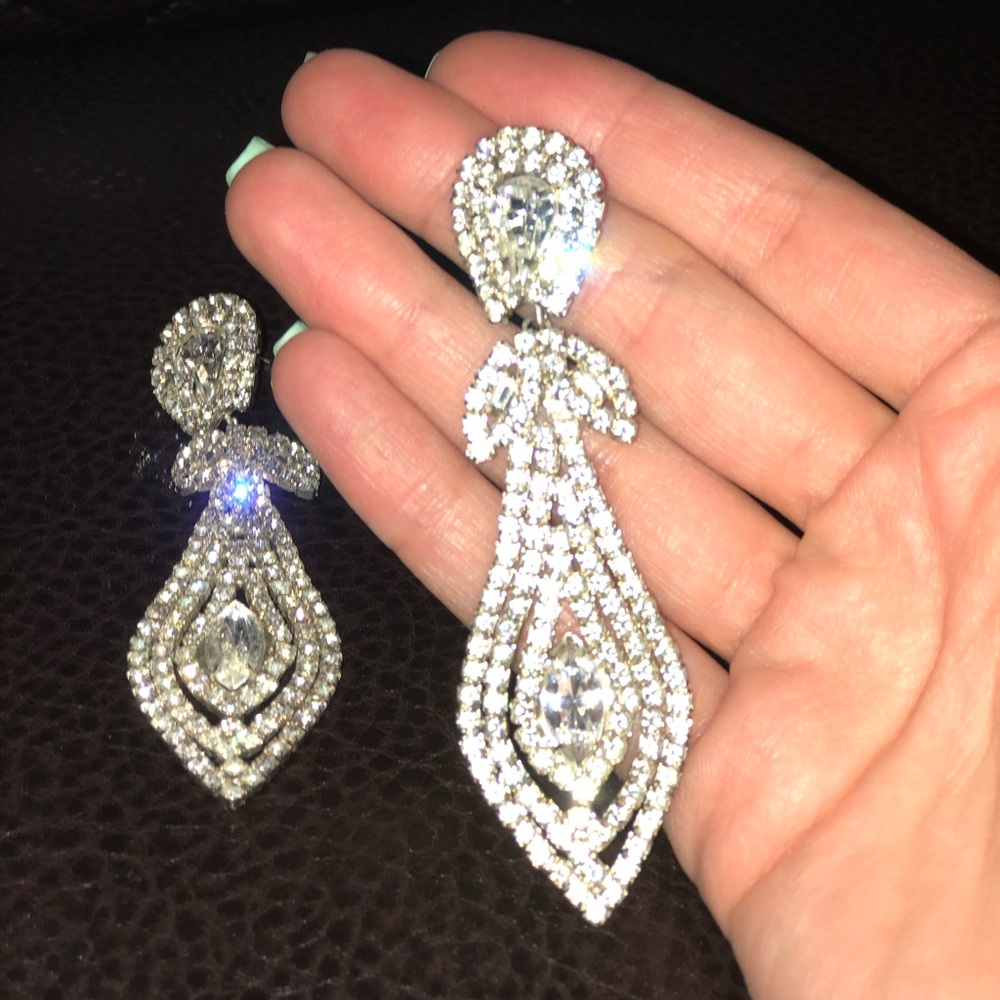 💎 Sparkly Earrings and Crown Pin 👑 - Picture 2 of 5
